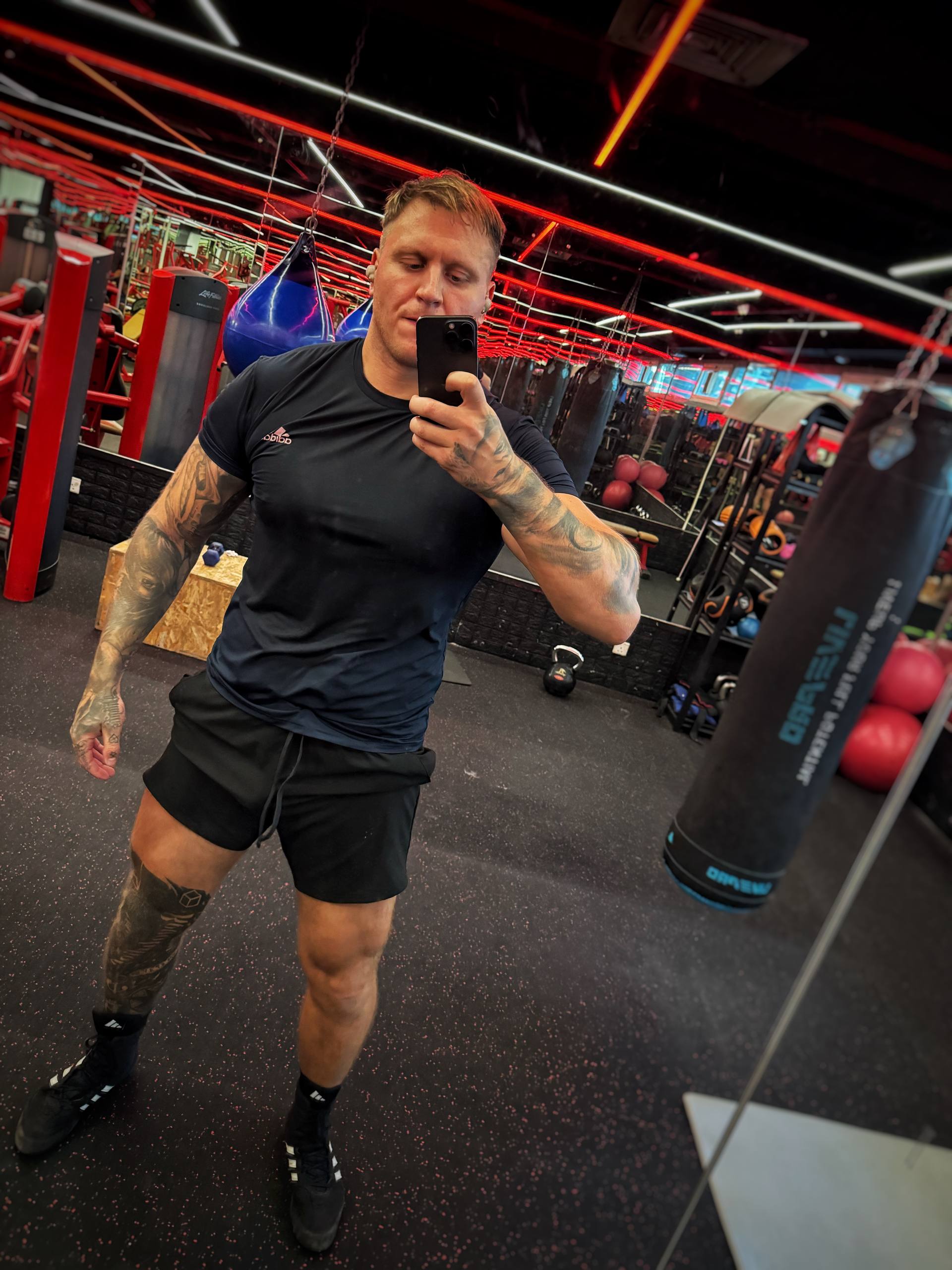 Coach physique and training environment in Dubai gym